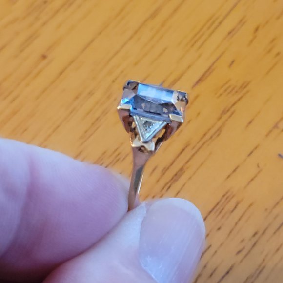 10K Yellow Gold Aquamarine and Diamond Ring - Picture 5 of 7